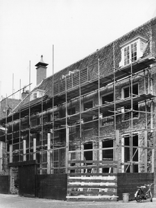 841649 Gezicht op de panden Pieterskerkhof 17 (links) en Pieterskerkhof 16 te Utrecht, tijdens de verbouwing / ...